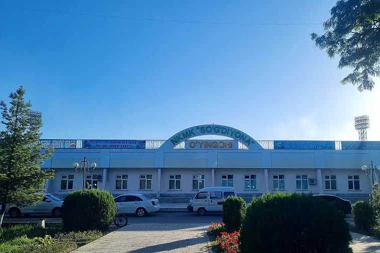 德比赛前城市街道与球场两色球迷实拍(球票与看台结构的作用)